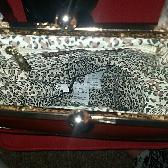 Tatyana Die For Purse BURGUNDY RED Kiss Snap - Picture 8 of 8